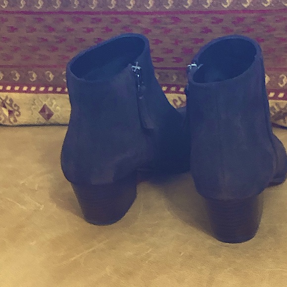 Brown Suede Banana Republic Ankle Booties. Woman’s Size 9 - Picture 14 of 14